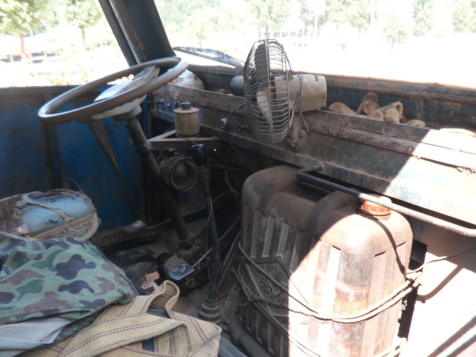 トラック運転席