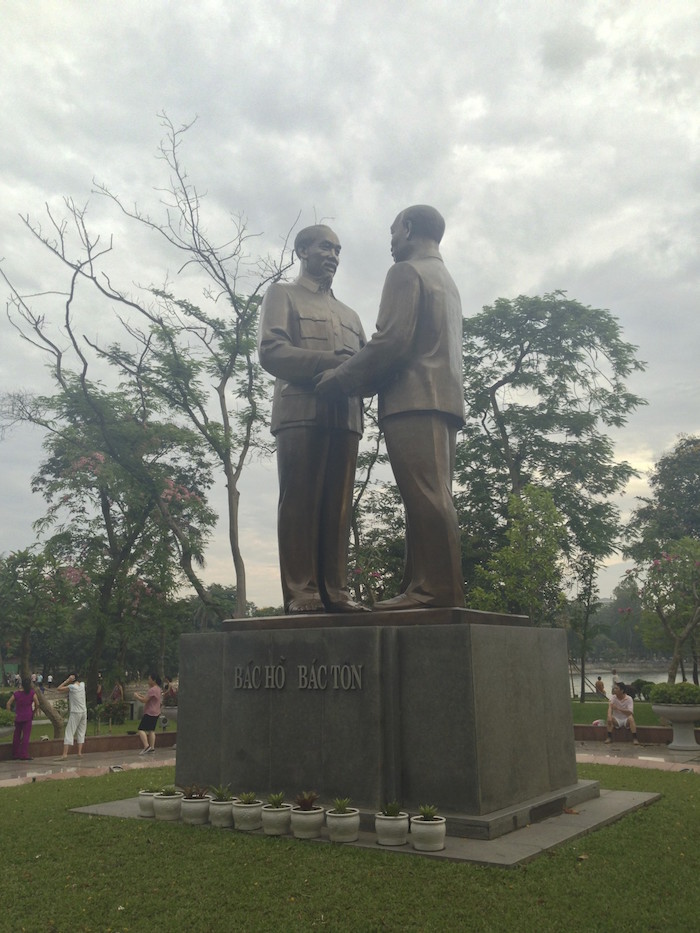 湖の島にあるホーおじさん像