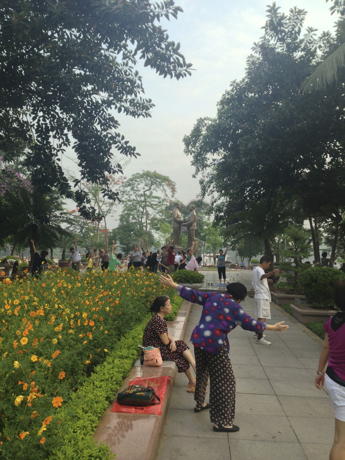 バイマウ湖の小さい島で体操をする人達