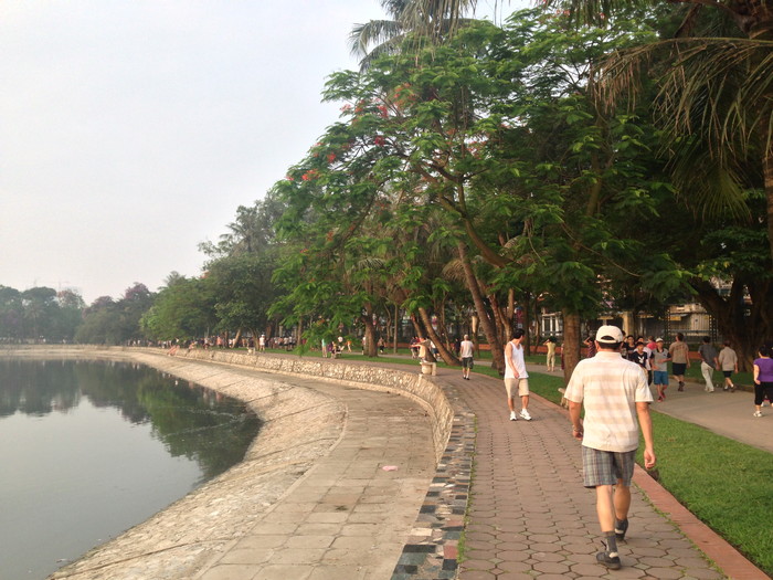 ウォーキングをする人達その1