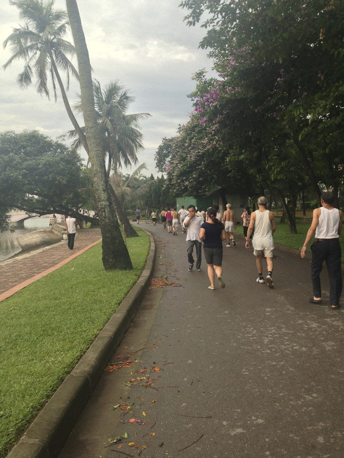 ウォーキングをする人達その2