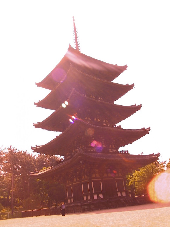 デジカメにサングラスをかけて撮影した五重塔