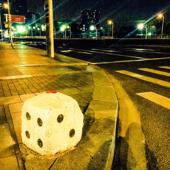 ロータリー付近で見かけたサイコロ