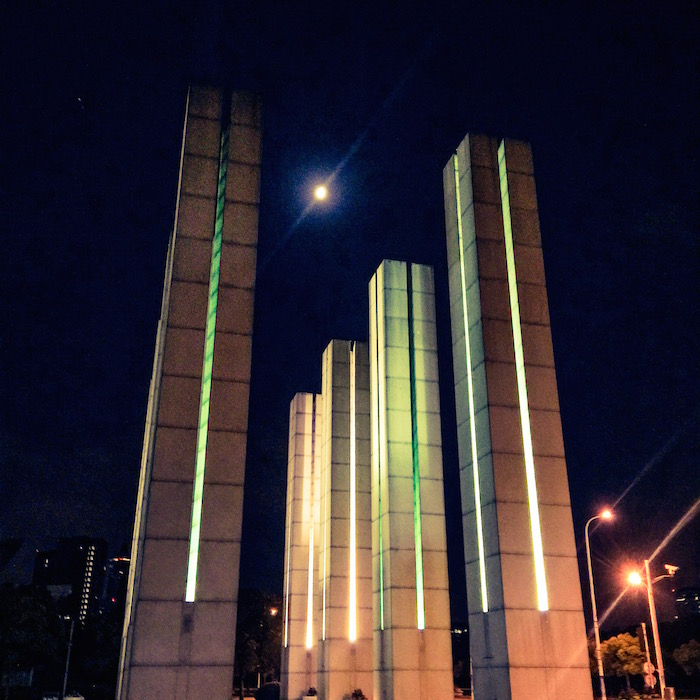 ロータリーから上海科技馆站の間にあるモニュメント その1