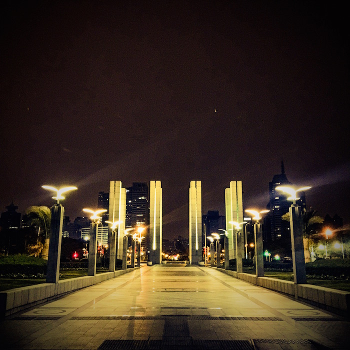 ロータリーから上海科技馆站の間にあるモニュメント その2