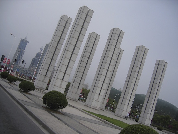 ロータリーから上海科技馆站の間にあるモニュメント 2005年6月8日撮影