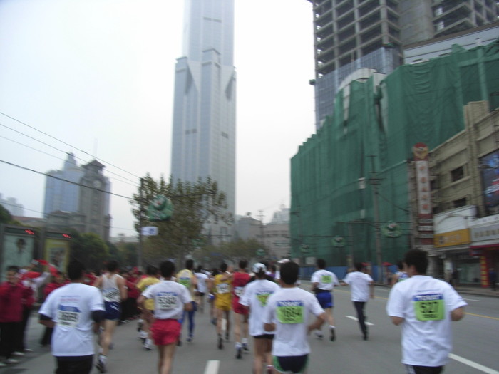 上海の街を走る