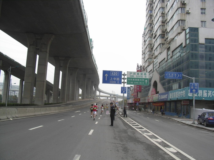 高架道路へと向かう