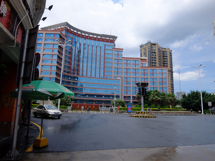 中山路内陸側終点にある大きな建物