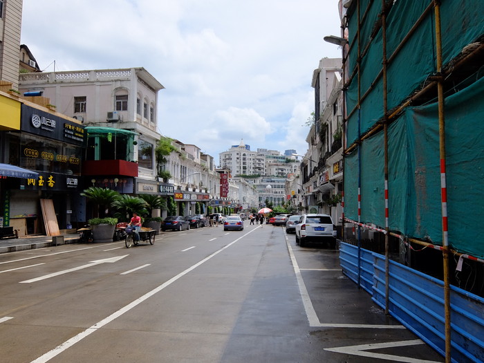 大きな建物を背にして写した写真