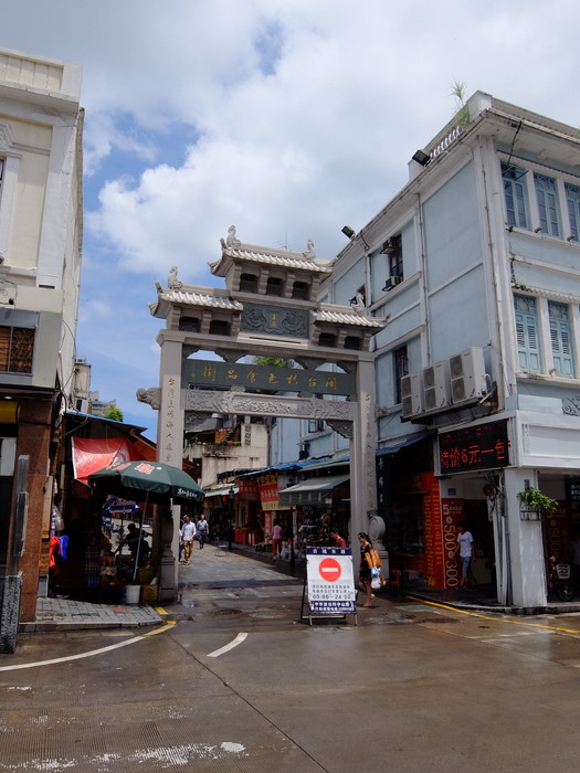 歩行街に入る手前左側にある商店街