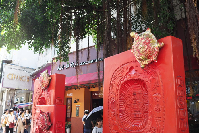 女人街入口のところにあるモニュメント