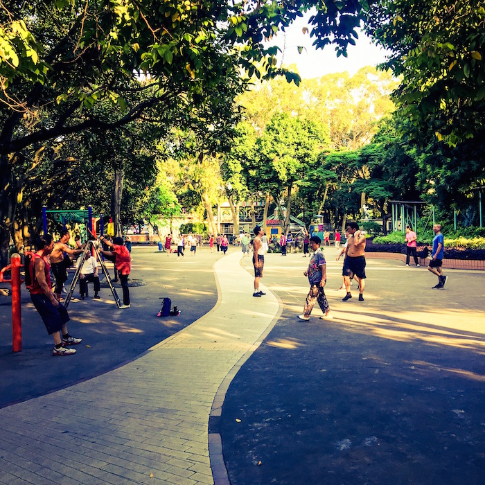 体操をする人々 体操をする人々