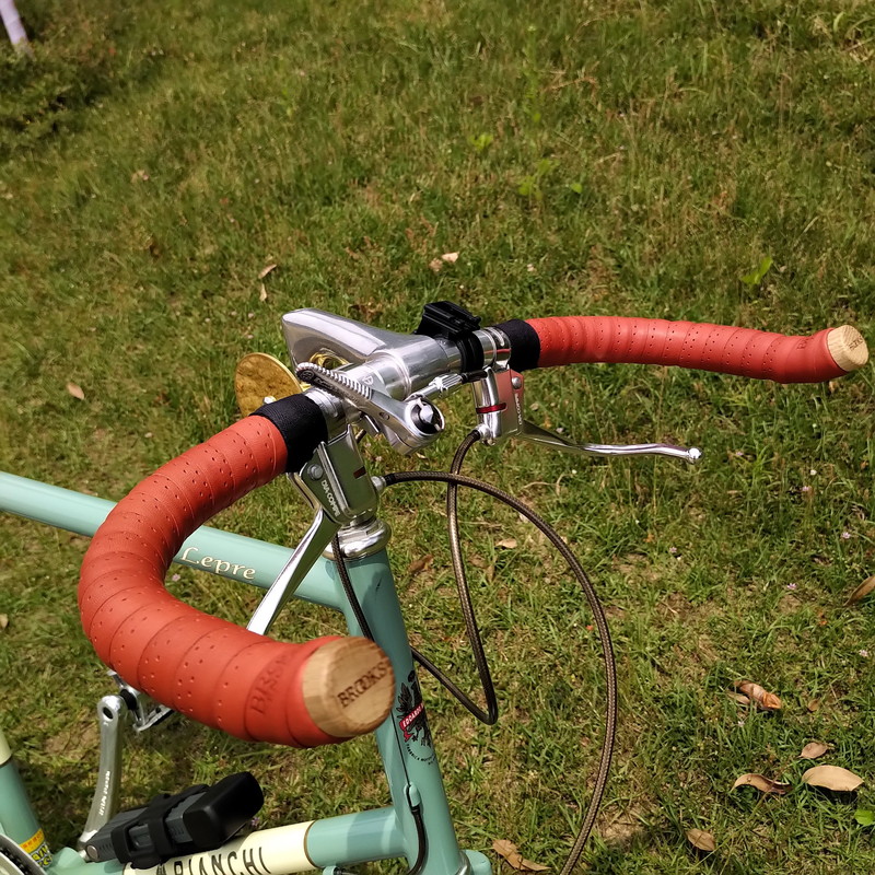 ブルホーンに交換したハンドルまわり